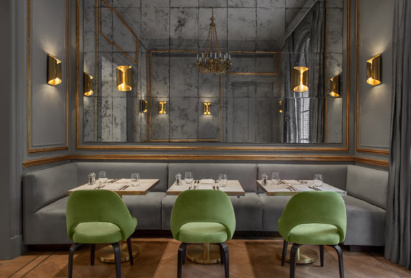 Cafe dengan hiasan dinding klasik seperti cermin antik